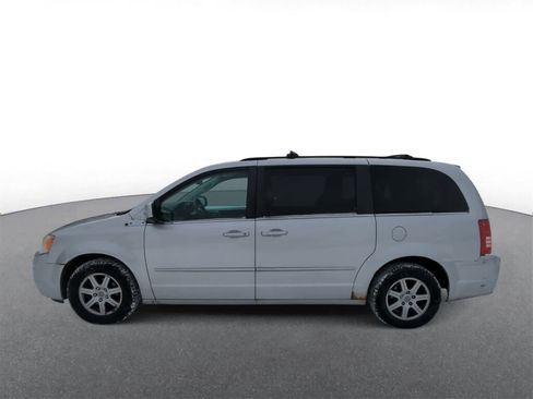 Used 2010 Chrysler Town & Country Touring image 5
