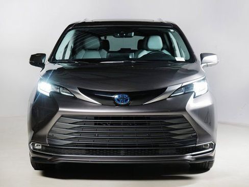 Used 2023 Toyota Sienna Limited AWD/4WD image 8