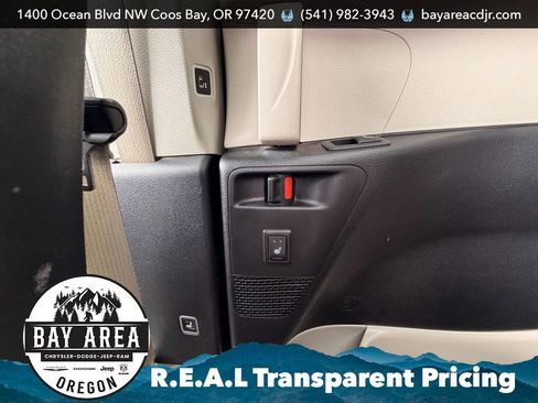 Used 2023 Chrysler Pacifica Limited FWD image 25