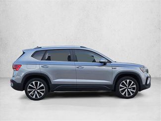 Used 2023 Volkswagen Taos SE w/ Panoramic Sunroof Package FWD video 4