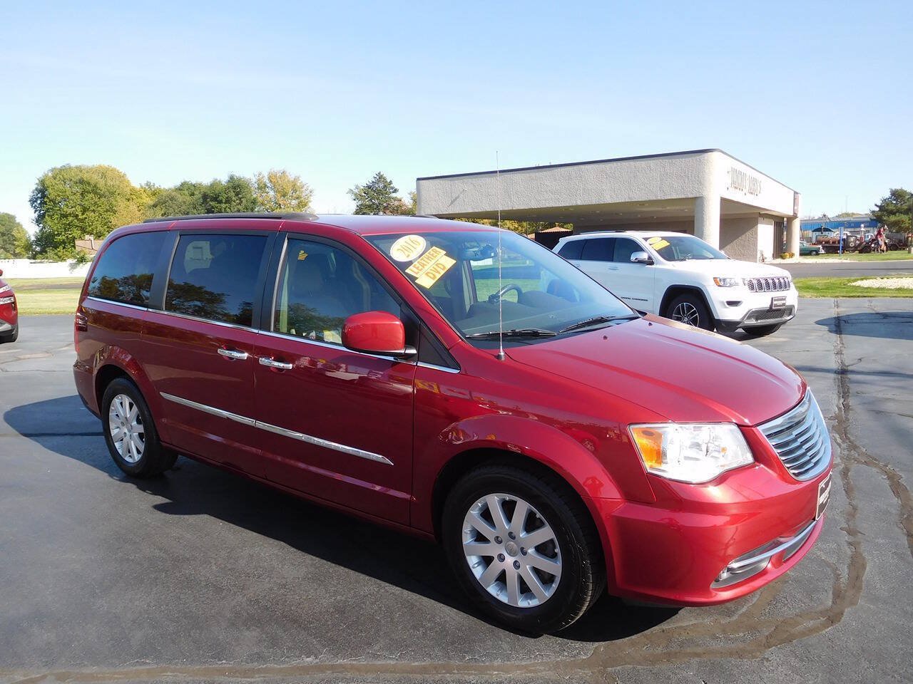 Used 2016 Chrysler Town & Country Touring w/ Driver Convenience Group FWD image 1