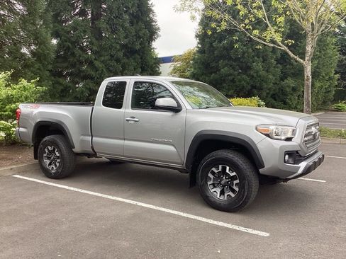 Used 2016 Toyota Tacoma TRD Off-Road w/ Premium & Technology Package AWD/4WD image 8