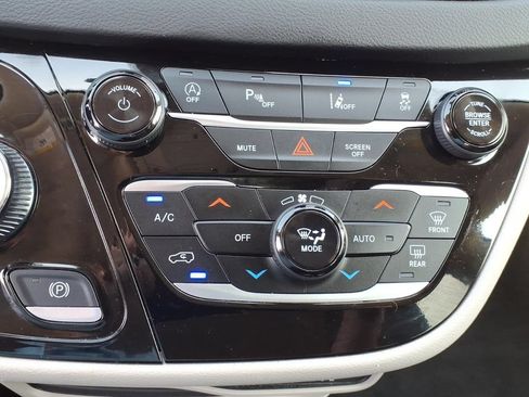 Used 2024 Chrysler Pacifica Touring-L FWD image 5