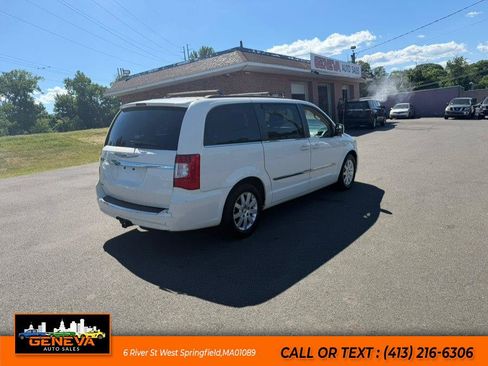 Used 2013 Chrysler Town & Country Touring FWD image 5