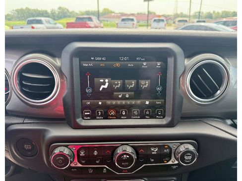 Used 2018 Jeep Wrangler Unlimited Sahara image 16