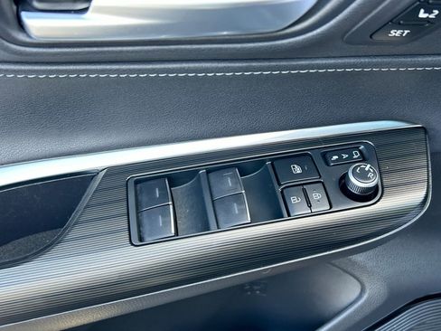 Used 2024 Toyota Venza XLE image 24