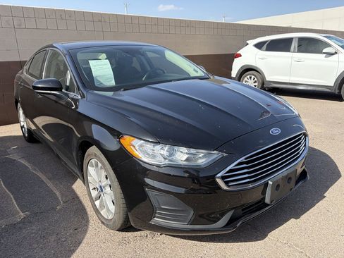 Used 2019 Ford Fusion SE FWD image 2