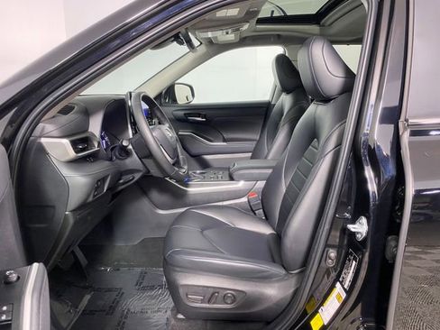 Certified 2024 Toyota Highlander XLE AWD/4WD image 12