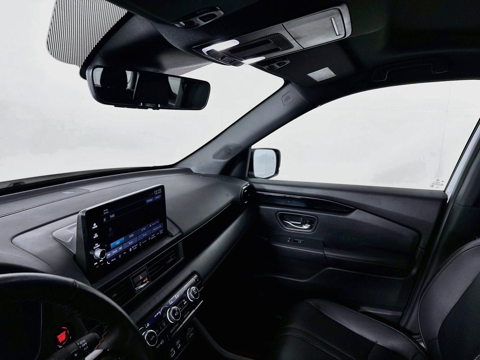 Used 2025 Honda Pilot TrailSport image 13