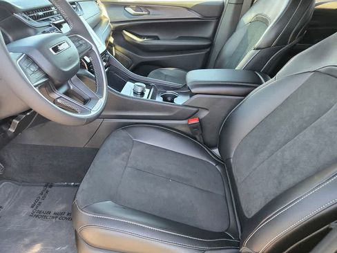 New 2025 Jeep Grand Cherokee Altitude image 19