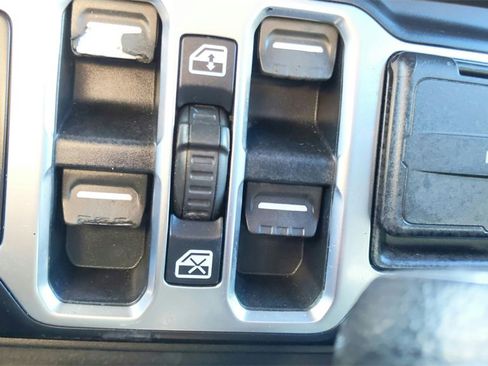 Used 2020 Jeep Wrangler Unlimited Sahara image 26