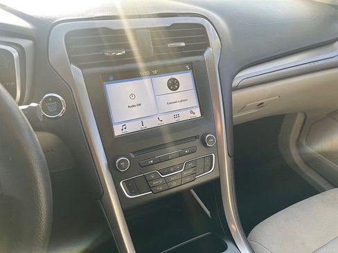 Used 2017 Ford Fusion SE w/ Fusion SE Technology Package image 11