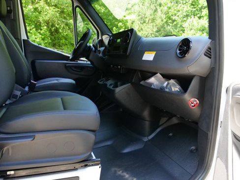 Used 2025 Mercedes-Benz Sprinter 2500 image 29
