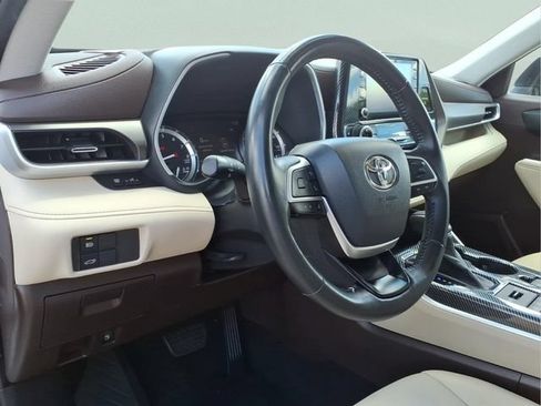 Used 2022 Toyota Highlander XLE AWD/4WD image 13