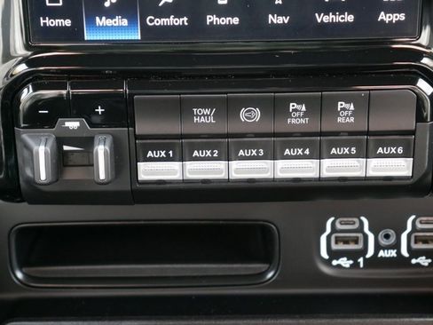 Used 2024 RAM 2500 Limited image 22