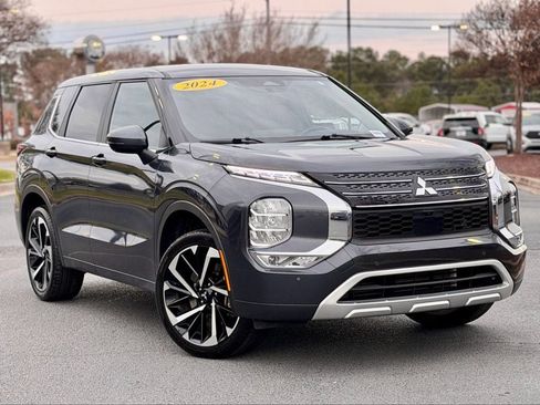 Used 2024 Mitsubishi Outlander SE image 2