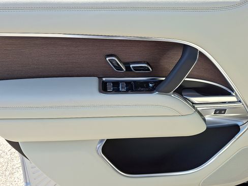 New 2025 Land Rover Range Rover Long Wheelbase SE image 4