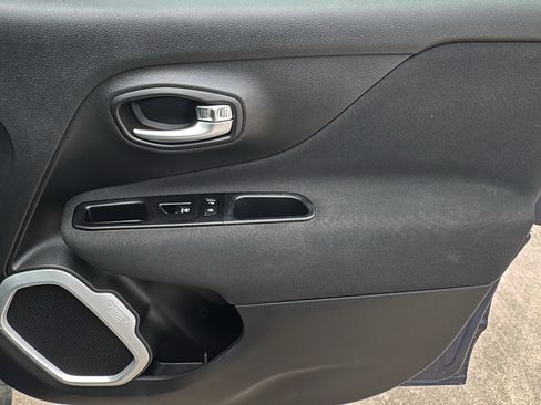 Used 2021 Jeep Renegade Latitude FWD image 29