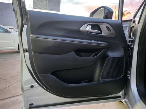 New 2026 Chrysler Pacifica Select image 11