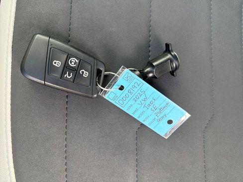 Certified 2025 Volkswagen Taos SE image 30