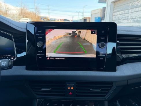 Used 2025 Volkswagen Jetta SE image 25