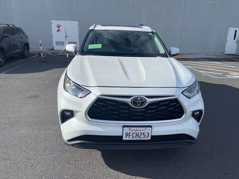 Used 2023 Toyota Highlander XLE image 2