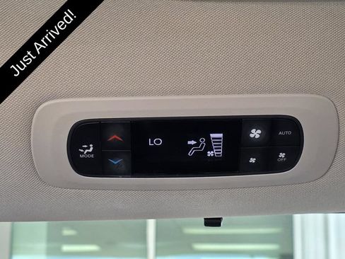 Used 2023 Chrysler Pacifica Touring-L FWD image 10