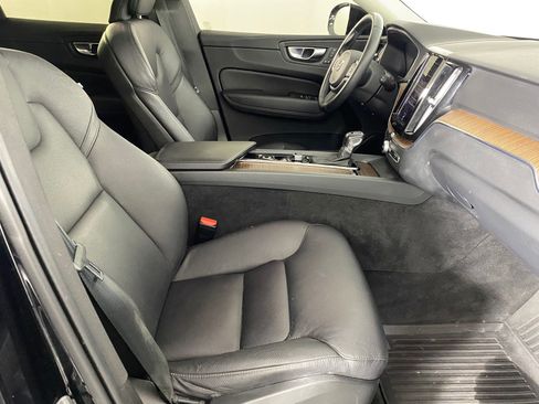 Used 2021 Volvo XC60 T5 Momentum w/ Premium Package image 23