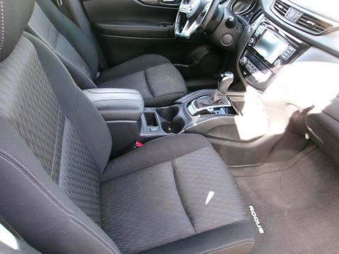 Used 2020 Nissan Rogue SV image 17