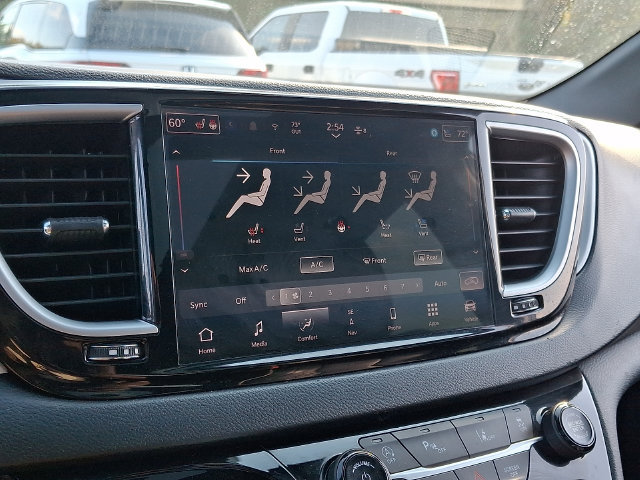Used 2025 Chrysler Pacifica Limited FWD image 17
