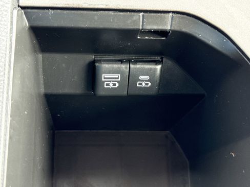 Used 2024 Toyota Camry SE image 25