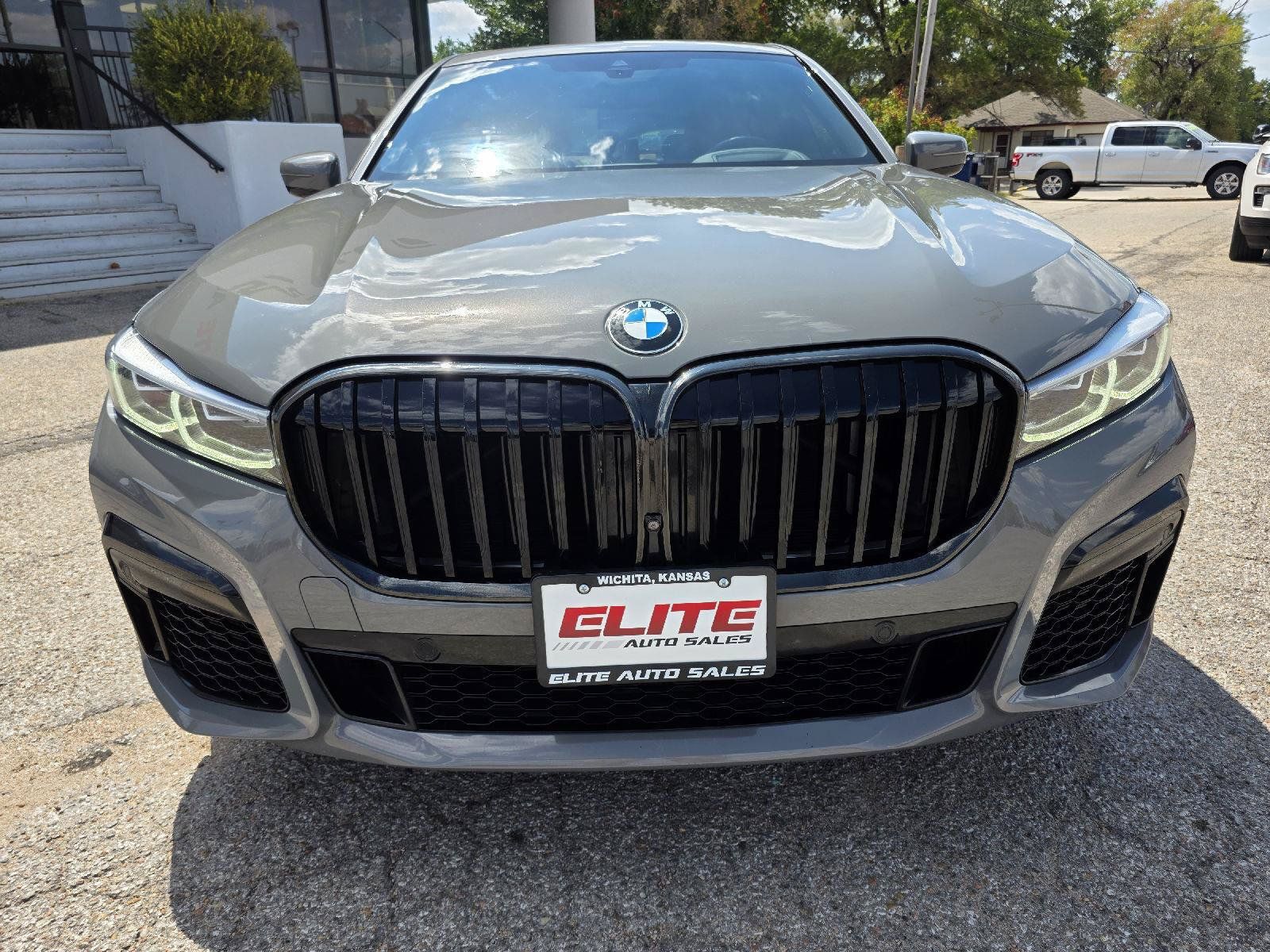 Used 2022 BMW 750i xDrive w/ M Sport Package AWD/4WD image 2