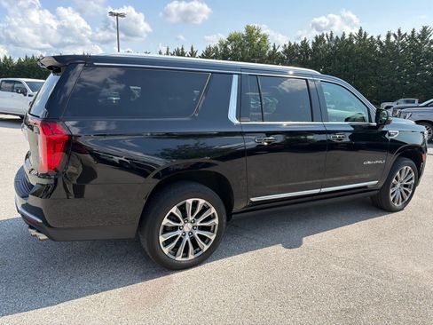 Certified 2022 GMC Yukon XL Denali w/ Denali Premium Package AWD/4WD image 4