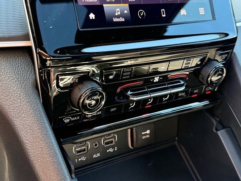 New 2025 Jeep Grand Cherokee Altitude image 16