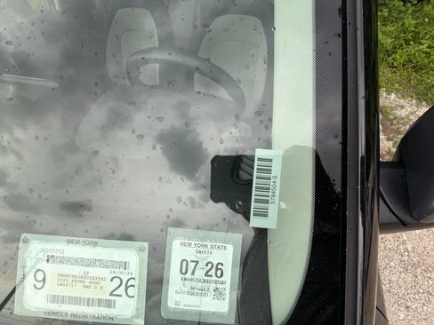 Used 2025 Hyundai Venue SEL FWD image 6