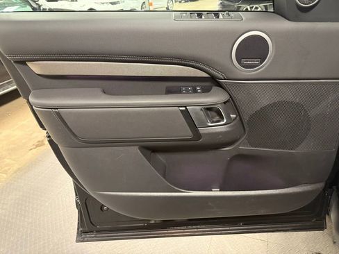 Used 2023 Land Rover Discovery Metropolitan Edition image 8