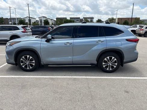 Used 2021 Toyota Highlander XLE FWD image 2
