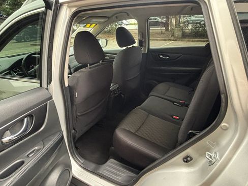 Used 2017 Nissan Rogue SV w/ SV Premium Package image 21