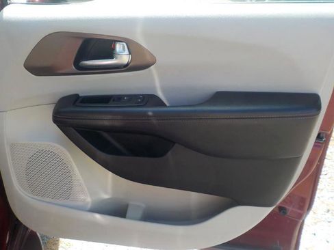 Used 2018 Chrysler Pacifica Touring-L image 24