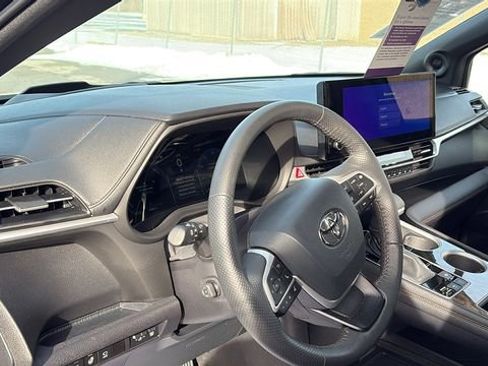 Certified 2025 Toyota Sienna Platinum image 10