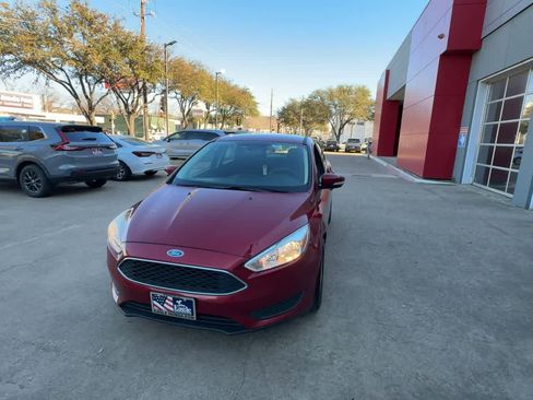 Used 2017 Ford Focus SE image 3