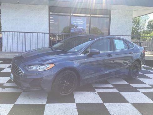 Used 2019 Ford Fusion SE FWD image 2