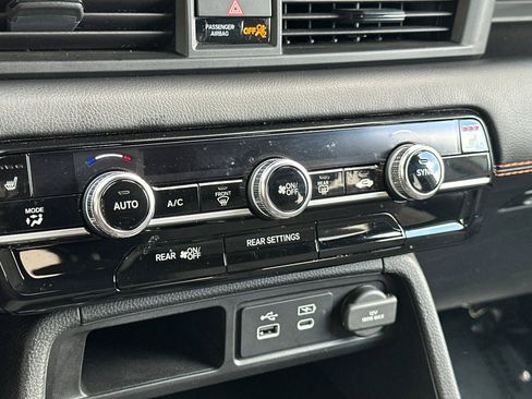 Certified 2025 Honda Pilot Sport image 18