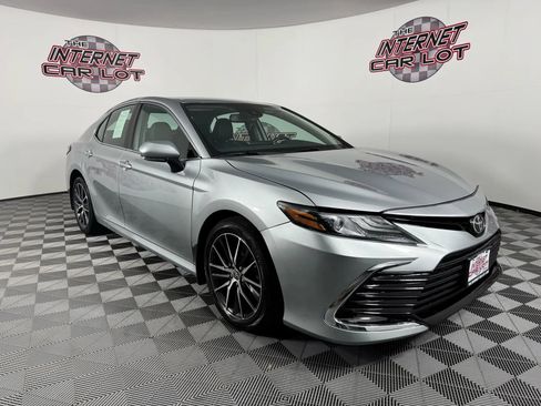Used 2021 Toyota Camry XLE image 9