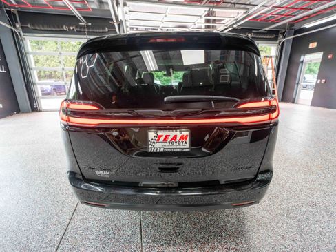 Used 2025 Chrysler Pacifica Limited FWD image 3