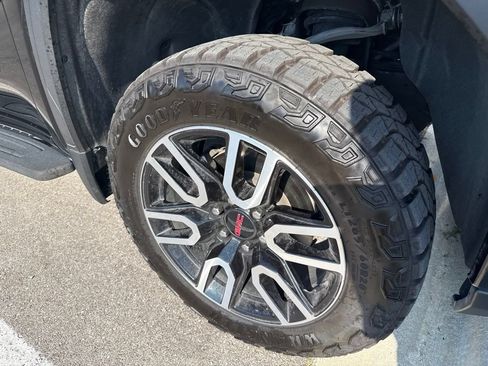 Used 2022 GMC Sierra 1500 AT4 w/ AT4 Preferred Package AWD/4WD image 4