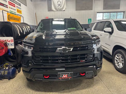 Used 2025 Chevrolet Silverado 1500 LT Trail Boss w/ Convenience Package II AWD/4WD image 2