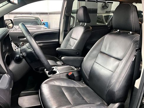 Used 2017 Toyota Sienna SE image 8