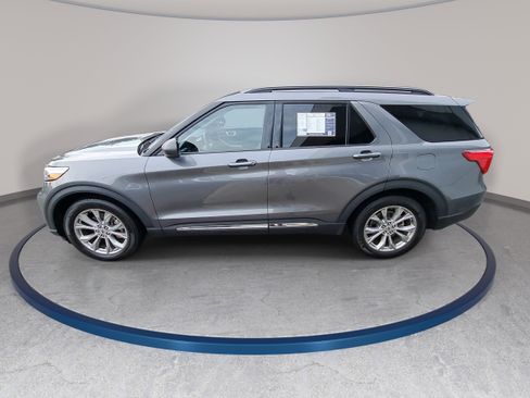 Used 2023 Ford Explorer XLT w/ Equipment Group 202A RWD image 8