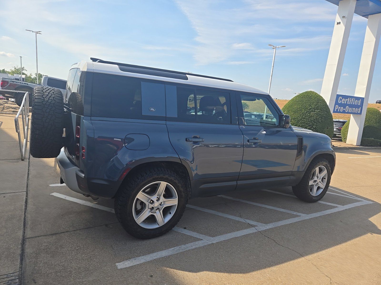 Used 2022 Land Rover Defender 110 SE AWD/4WD image 5